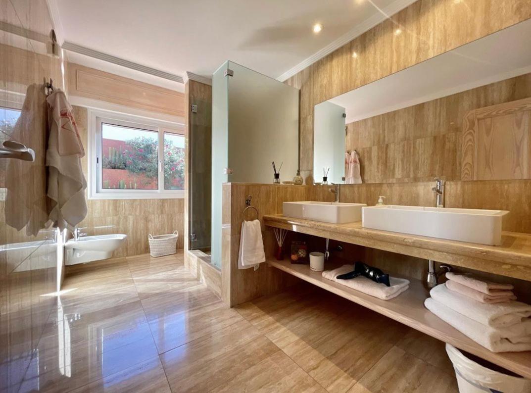 Villa Amorio A Spacious Modern Getaway With A Private Heated Pool & Sea Views Costa Adeje  Exteriér fotografie