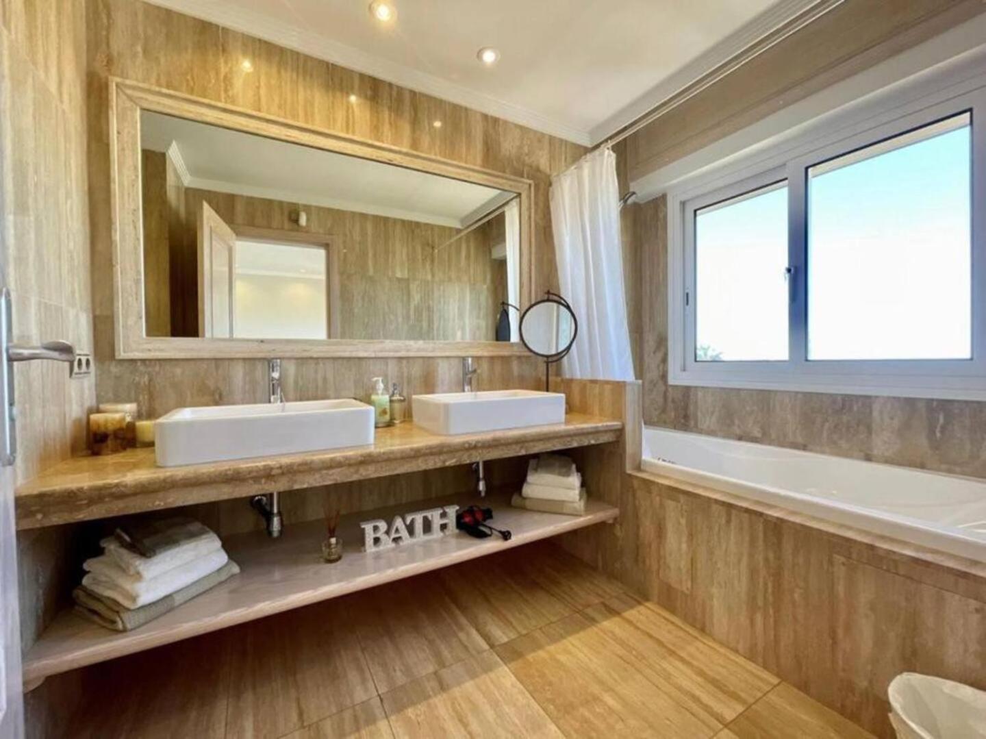 Villa Amorio A Spacious Modern Getaway With A Private Heated Pool & Sea Views Costa Adeje  Exteriér fotografie