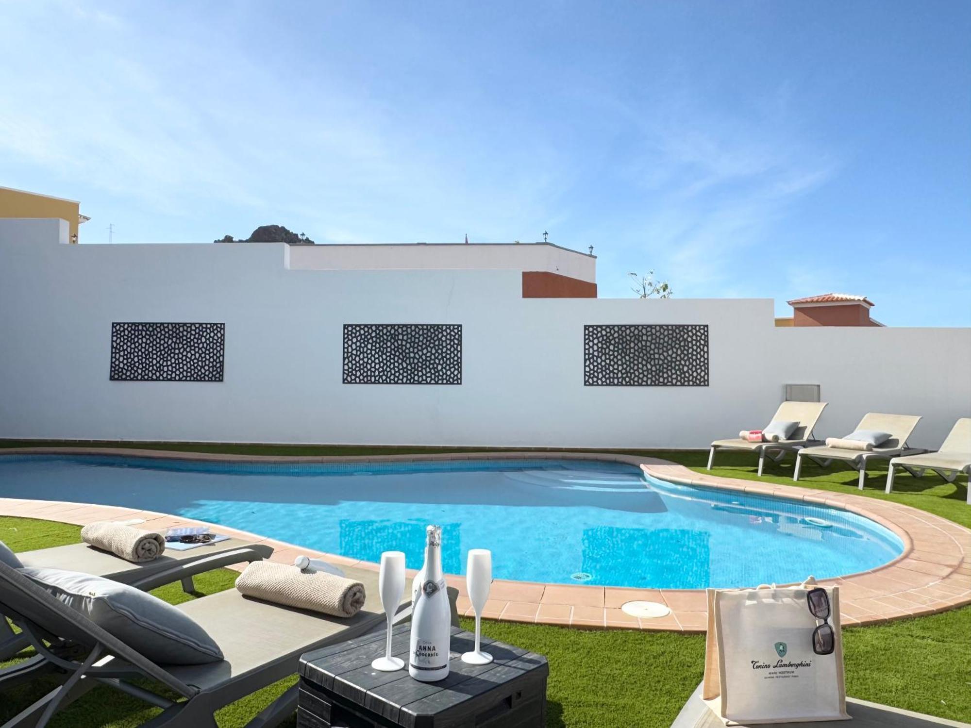 Villa Amorio A Spacious Modern Getaway With A Private Heated Pool & Sea Views Costa Adeje  Exteriér fotografie