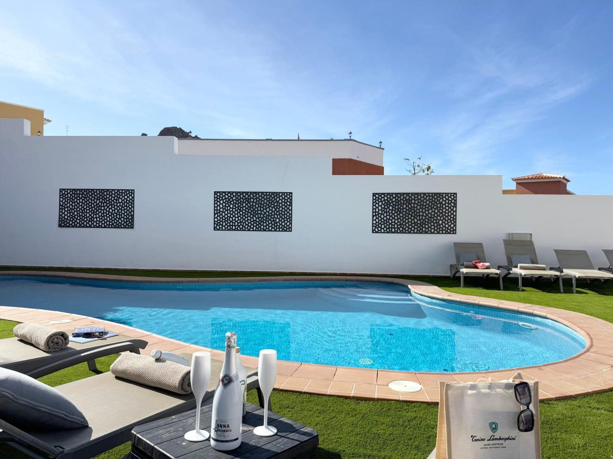 Villa Amorio A Spacious Modern Getaway With A Private Heated Pool & Sea Views Costa Adeje  Exteriér fotografie