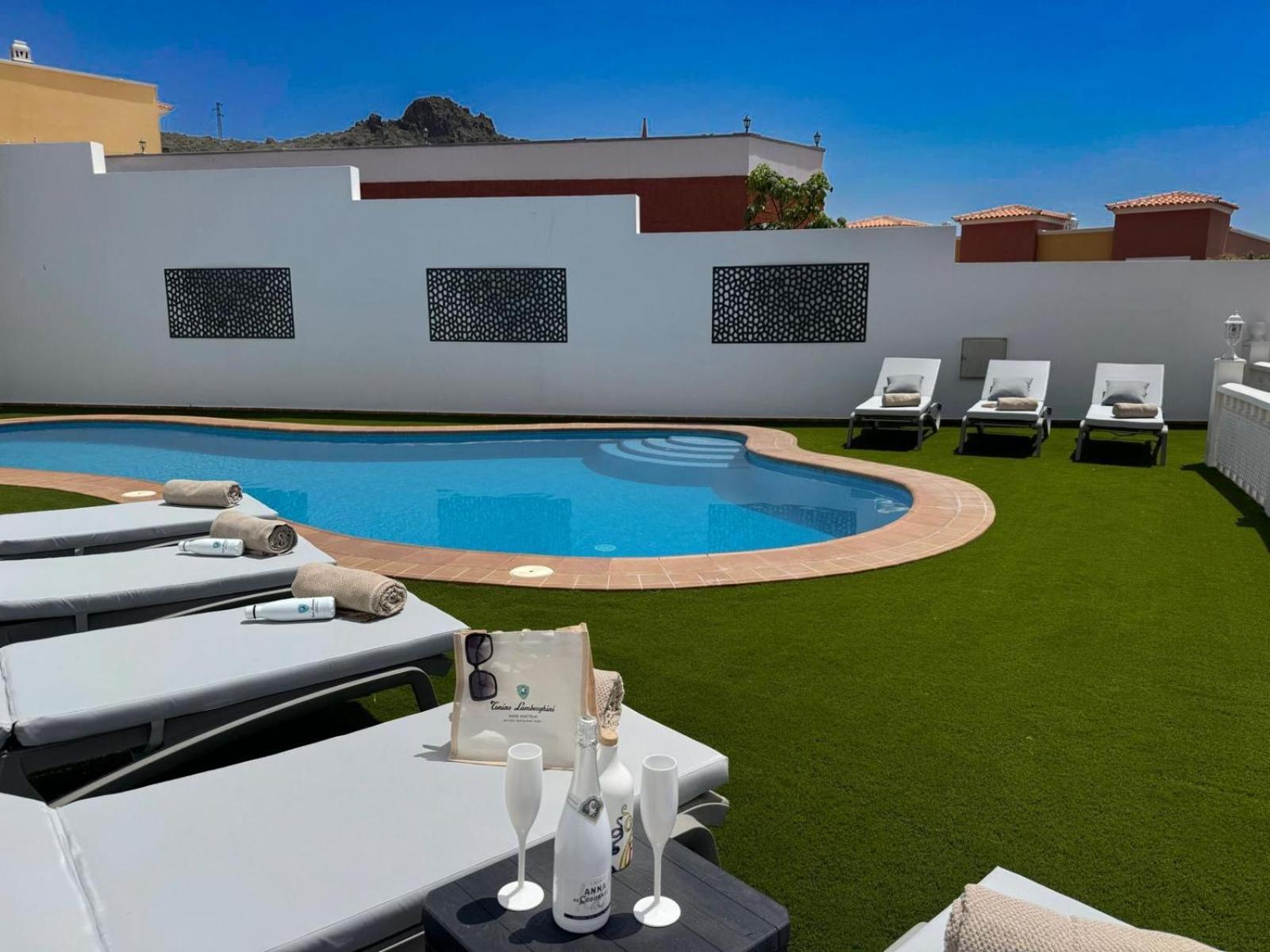 Villa Amorio A Spacious Modern Getaway With A Private Heated Pool & Sea Views Costa Adeje  Exteriér fotografie